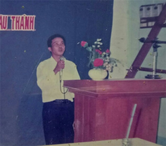 Anh Lê Minh Luân hát phục vụ văn nghệ tại Hội nghi Công đoàn năm 2003