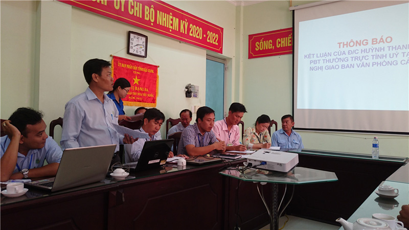 Ảnh: Ông Lê Châu Tứ - TP. CGKT - TTKN triển khai văn bản tại buổi họp