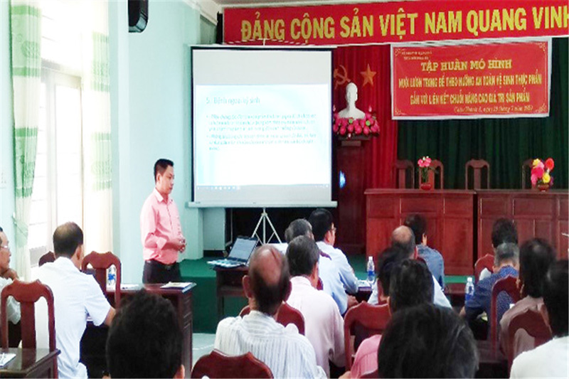 Ảnh: Kỹ sư Nguyến Tấn Phát trao đổi kỹ thuật nuôi lươn cùng nông dân