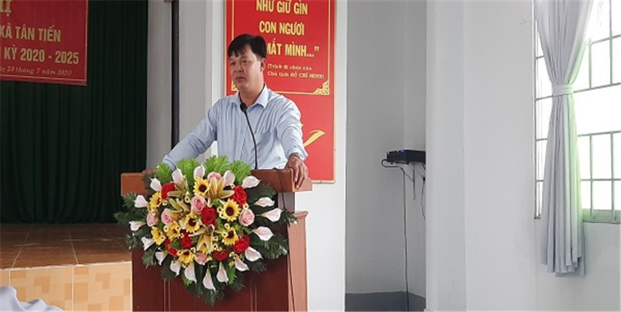 Ông Nguyễn Bé Sáu đang triển khai cho các hộ dân tham gia