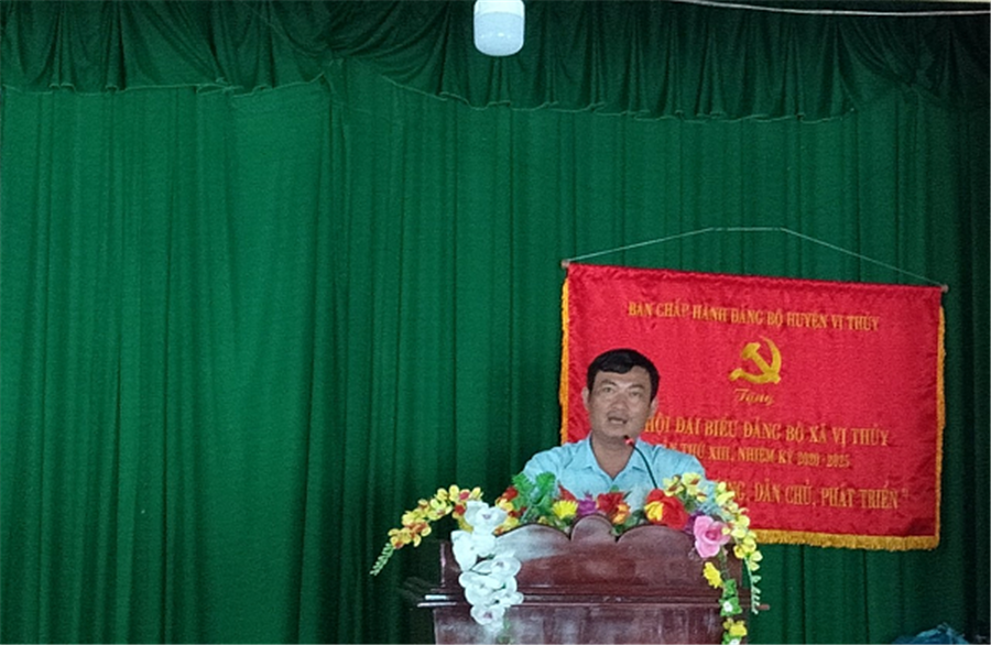 Ảnh: Ông Võ Xuân Tân, phó giám đốc dự án Heifer, Giám đốc Trung tâm Khuyến nông tỉnh phát biểu tại buổi lễ cấp phát Dê giống cho hộ dân tham gia dự án