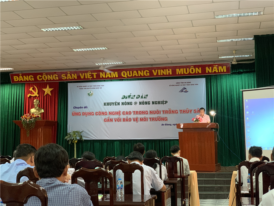 Ảnh: Ông Kim Văn Tiêu - Phó Giám đốc Trung tâm Khuyến nông Quốc Gia đọc diễn văn khai mạc Diễn đàn