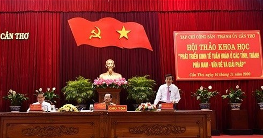 PGS.TS Đoàn Minh Huấn - Tổng biên tập Tạp chí Cộng sản phát biểu tại hội thảo.