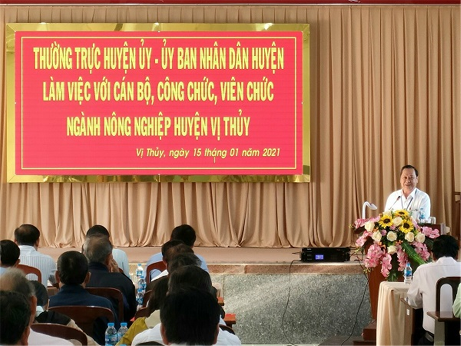 Ảnh: Bí thư, Chủ tịch UBND huyện Vị Thủy Ông Nguyễn Văn Vui đang phát biểu chỉ đạo hội nghị