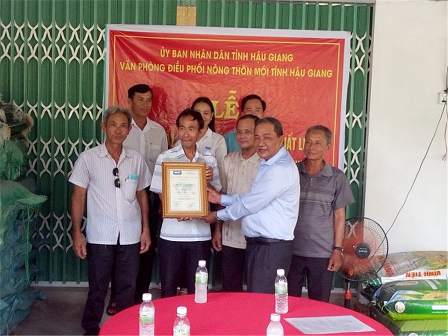 Ảnh: HTX Tân Long được trao giấy chứng nhận vùng sản xuất Lúa đạt tiêu chuẩn VietGAP