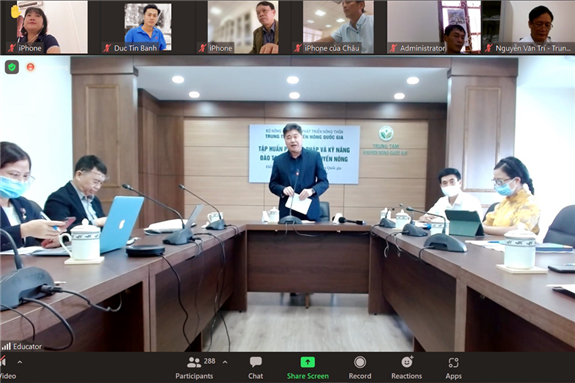 Hình: Ông Lê Quốc Thanh Giám đốc Trung tâm Khuyến nông Quốc Gia phát biểu khai mạc lớp tập huấn online