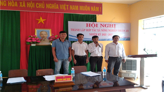 Ảnh: Hội đồng quản trị, kiểm soát viên HTX nông nghiệp Thuận An ra mắt nhận nhiệm vụ