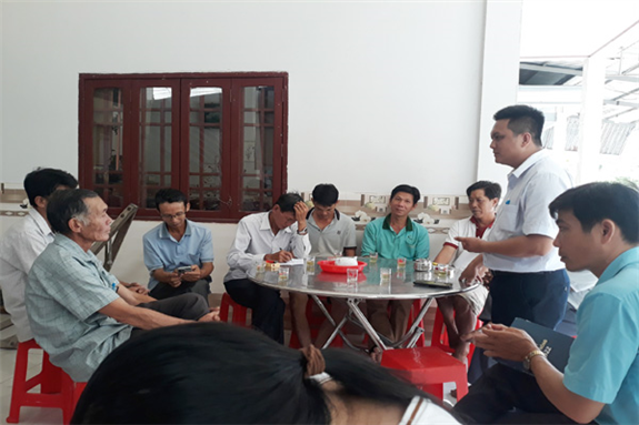 Ông Lê Minh Tân - Viên chức phòng Kỹ thuật TTKN&DVNN triển khai kế hoạch thực hiện mô hình.