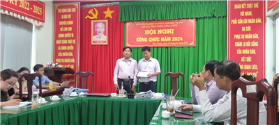 Ảnh. Ông Lê Minh Thắng - PGĐ. TTKN & DVNN trao phần thưởng cho báo cáo viên được bình chọn hay nhất trong ngày Pháp luật