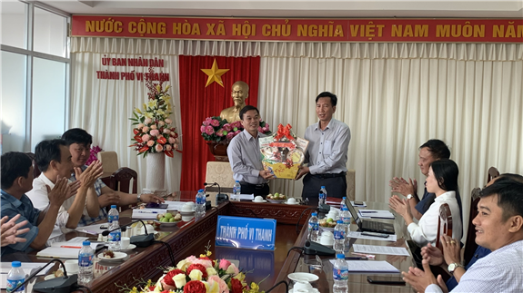 Đồng chí Ngô Minh Long, Giám đốc Sở Nông nghiệp và PTNT tặng quà và chúc Tết Lãnh đạo Phòng Kinh tế Tp. Vị Thanh