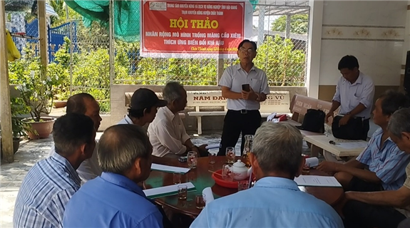 Ảnh: Ông Thái Ngọc Sang - Phó Trưởng Trạm Khuyến nông phát biểu khai mạc Hội thảo
